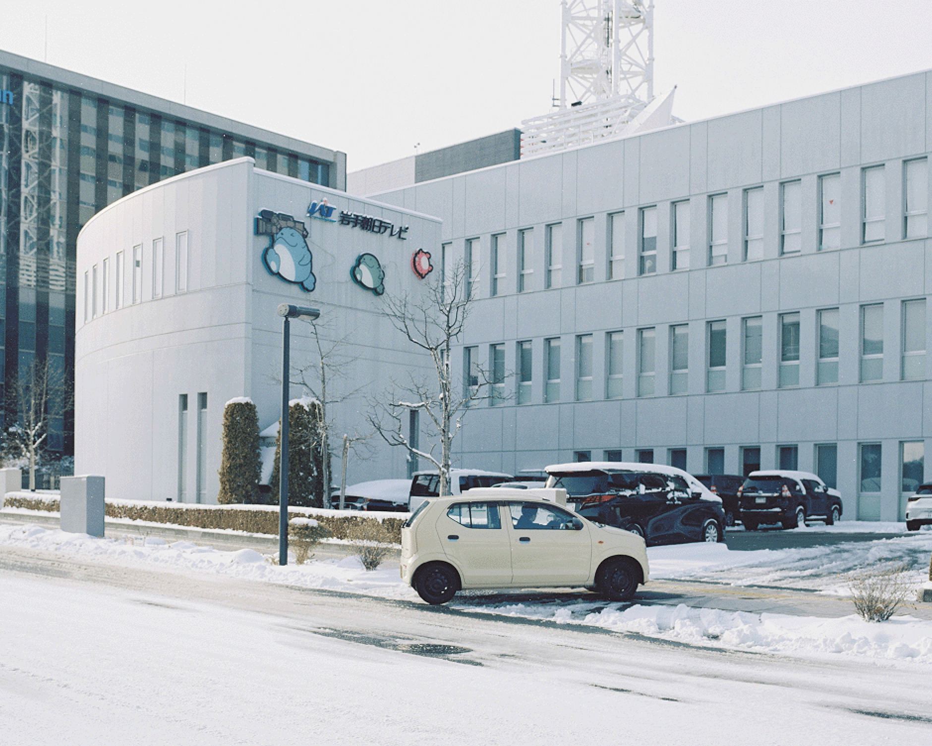 岩手朝日テレビの建物前に進入する車