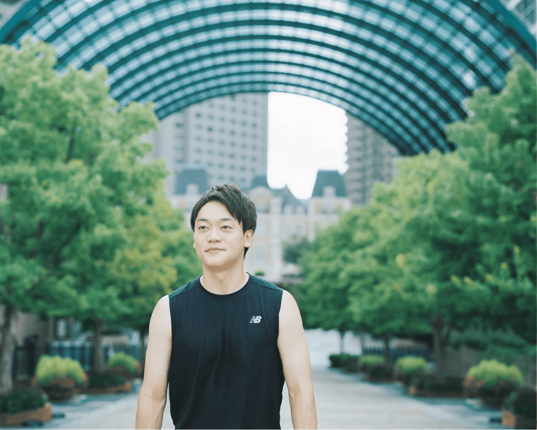 おばたのお兄さん 自然の中で微笑む様子