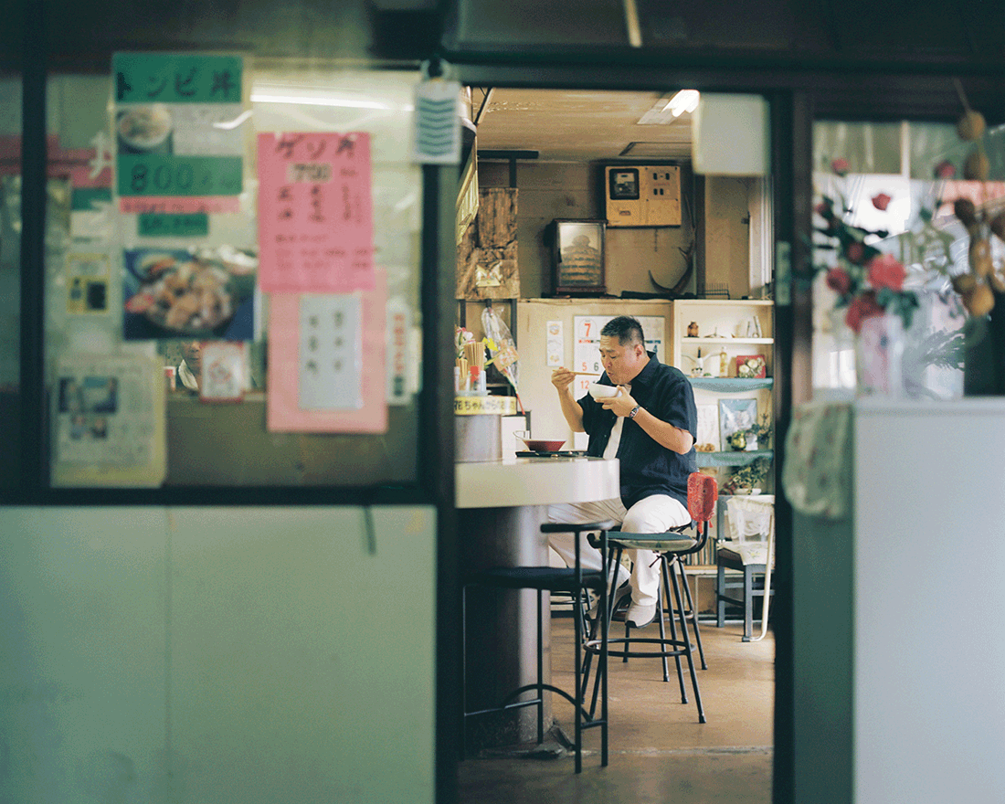 飲食店の前に立つ森田仁さん