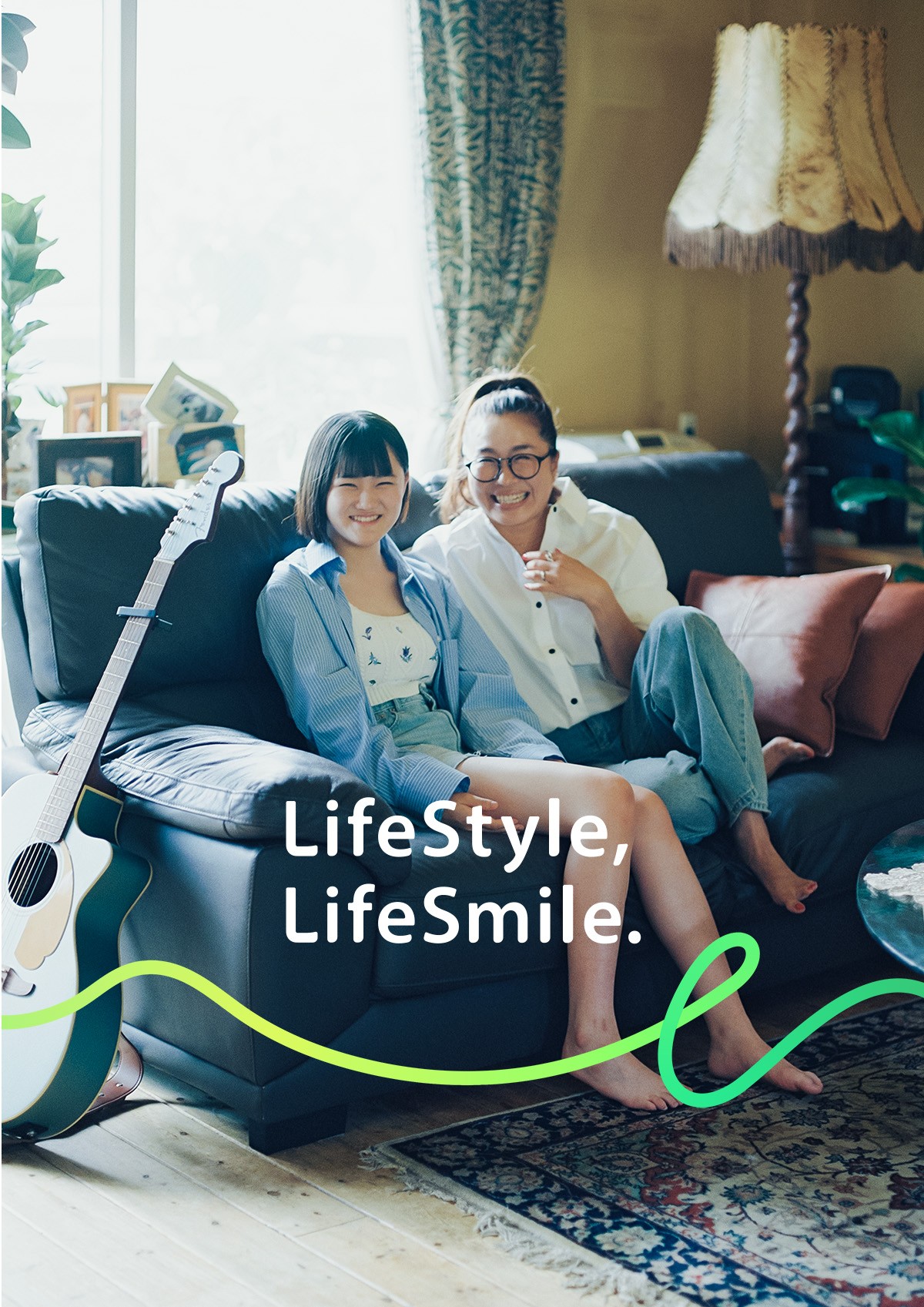 ファッションブランド プロデューサー Donoban Kaoriと娘のかりんちゃんが笑顔でソファーに座っている写真。