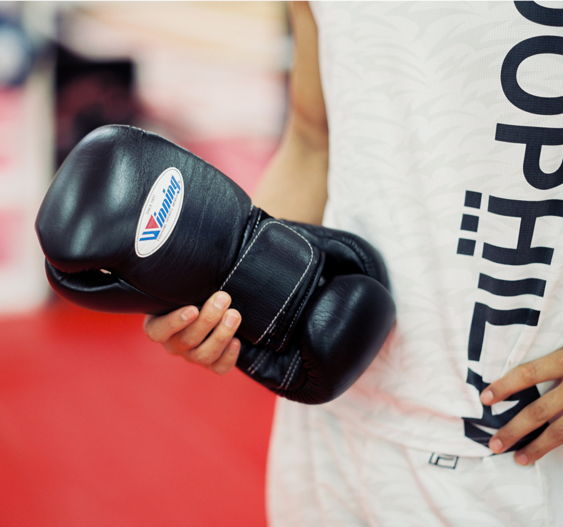 ボクシンググローブを右手で持っている様子。