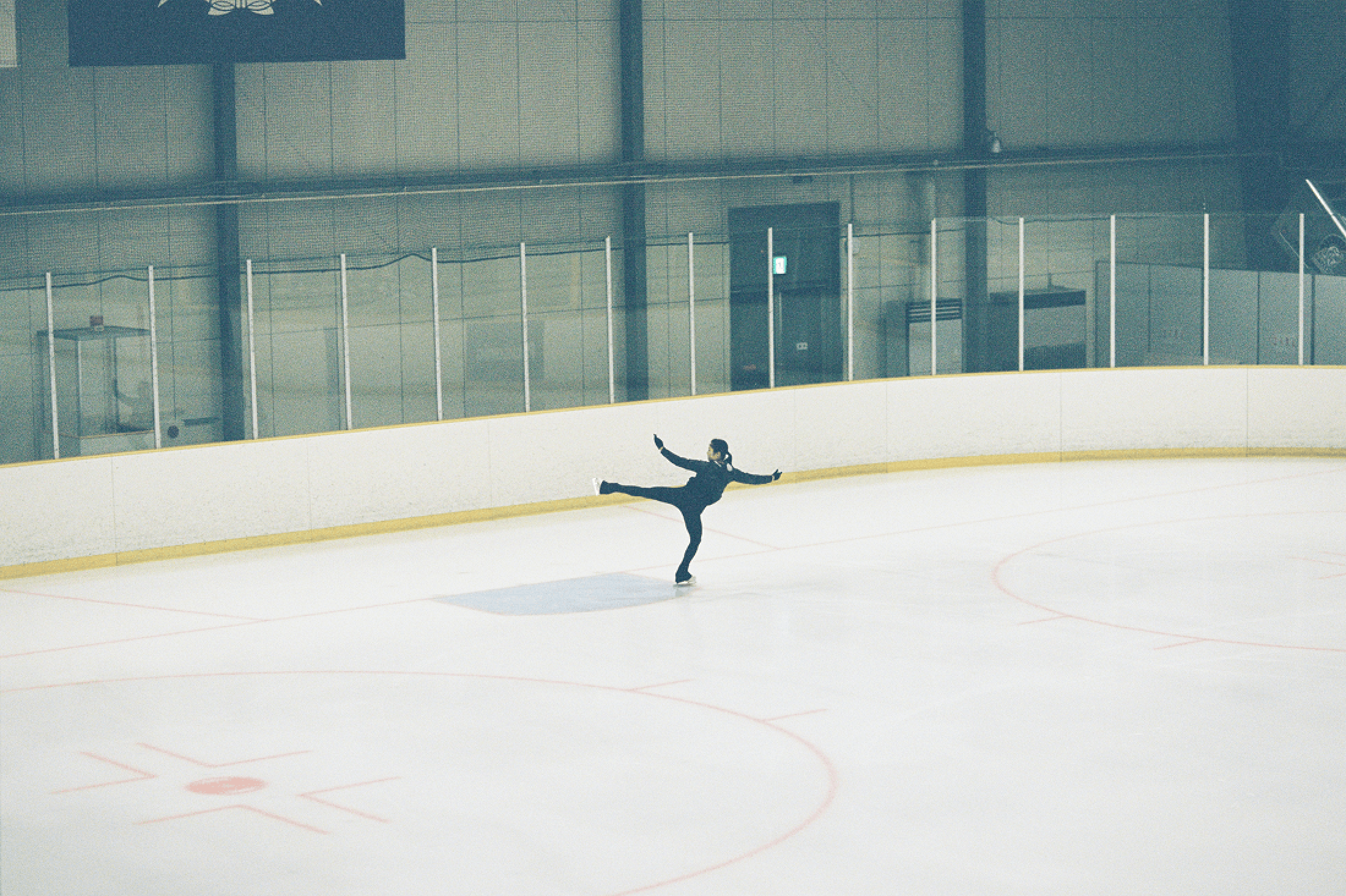 スケートリンク上でジャンプする宮原知子