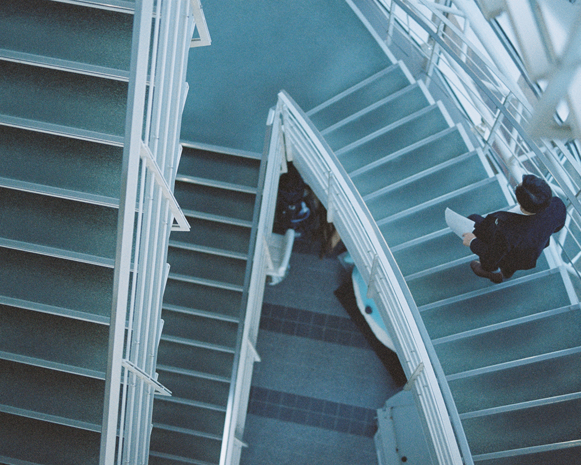 屋内階段を駆け降りる天津木村卓寛