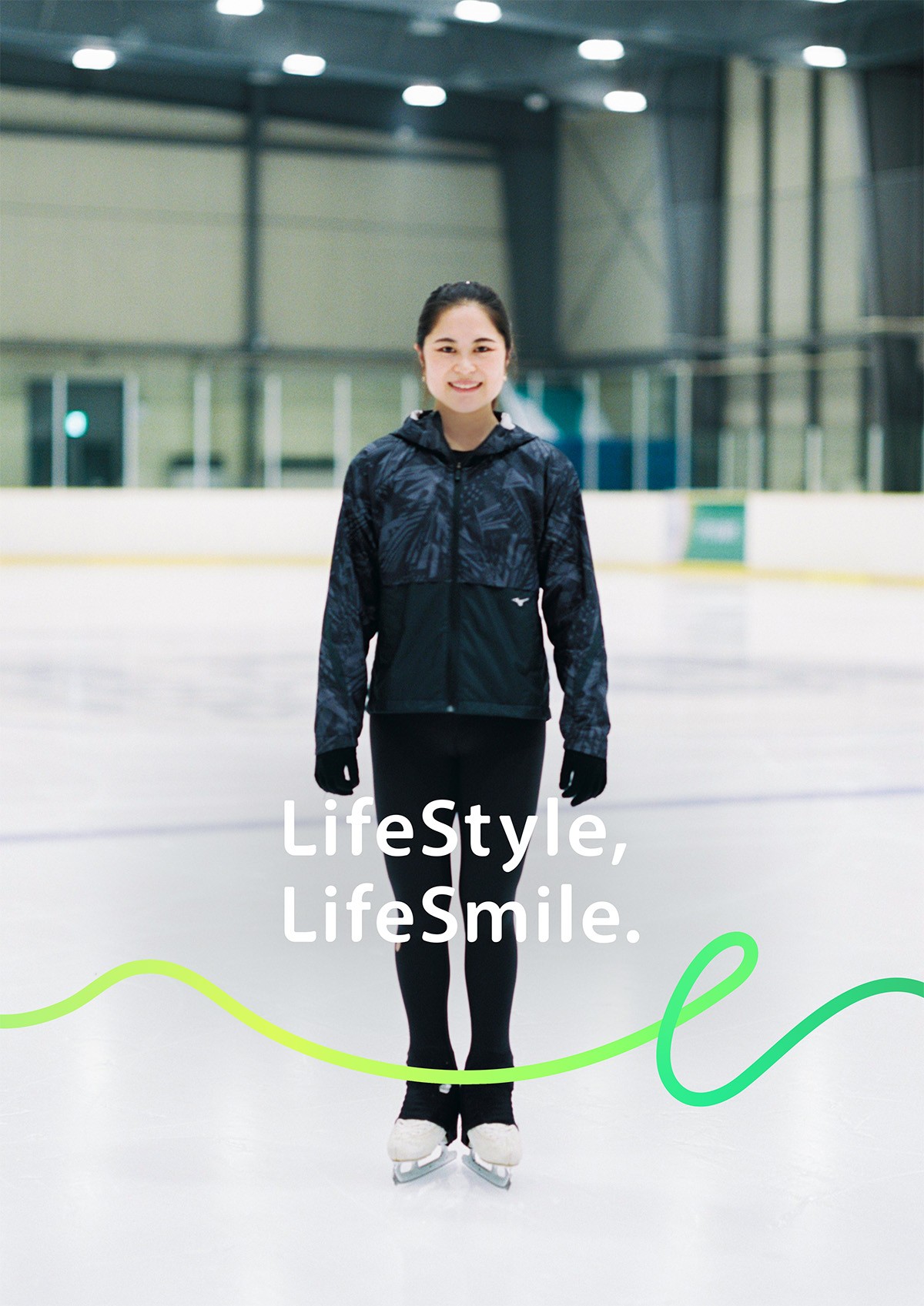 スケートリンク中央に立つ宮原知子のポートレート