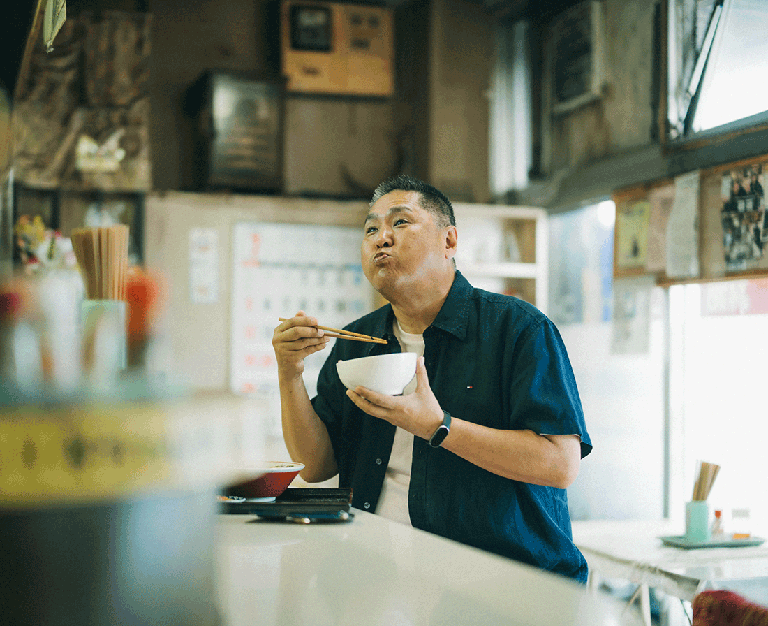 飲食店で食事を楽しむ森田仁さん