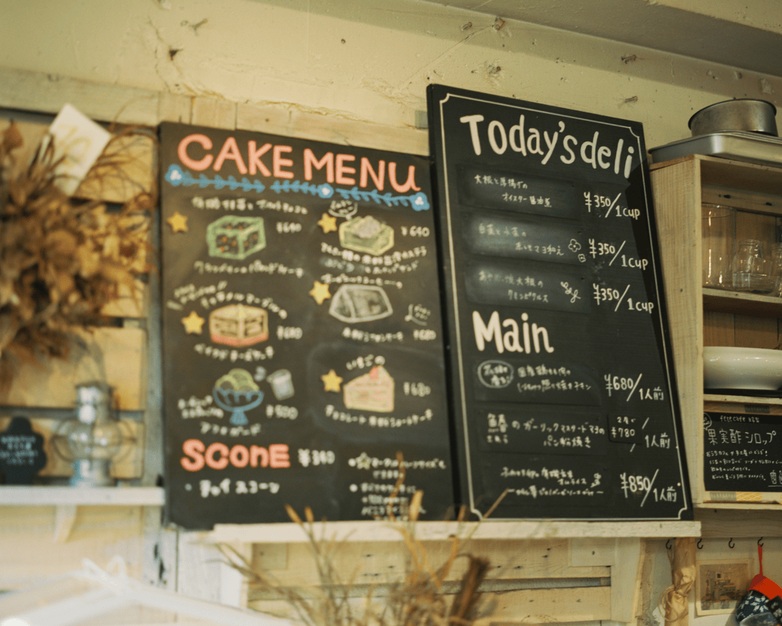 CAKE MENUとToday's deliの看板が置かれている棚。