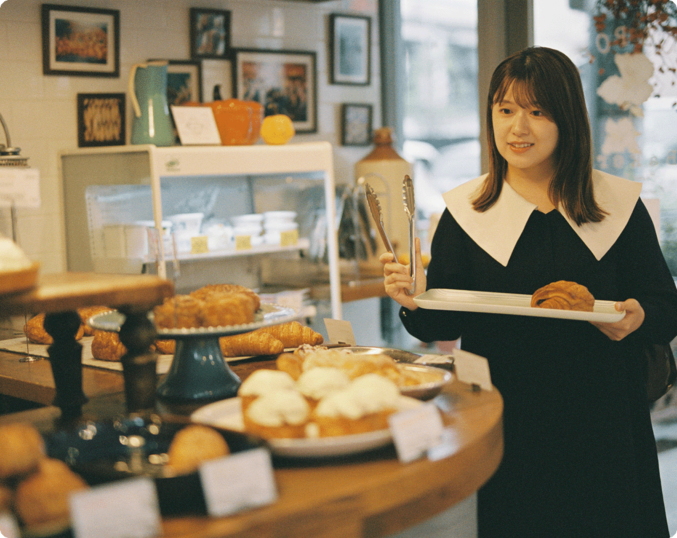 パンが並ぶ店内カウンターに立つ尾崎里紗