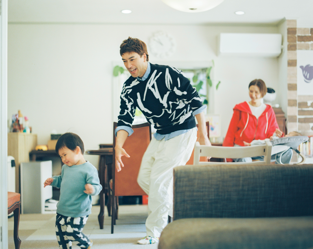 親子が室内で追いかけっこをしている様子。