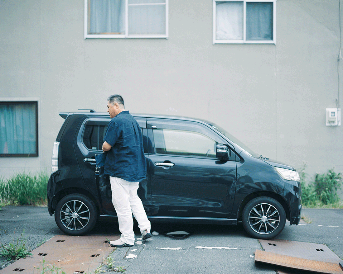 愛車のそばに立つ森田仁さん
