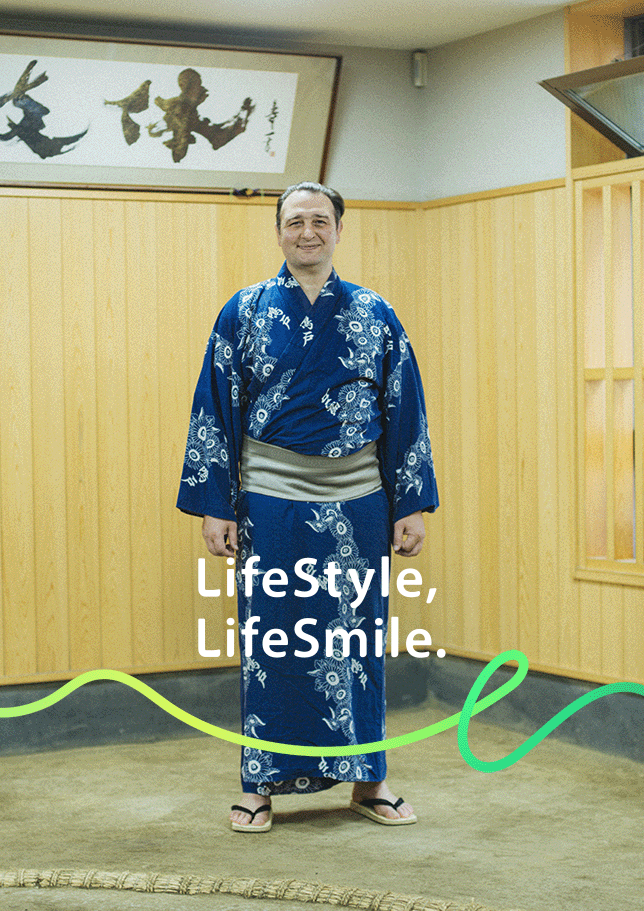 元大関・琴欧洲の鳴戸勝紀さんが、鳴戸部屋の稽古場で浴衣姿で立っている。