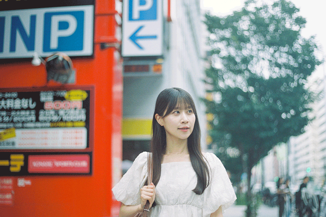 中目黒の街を歩く八木沙季さん
