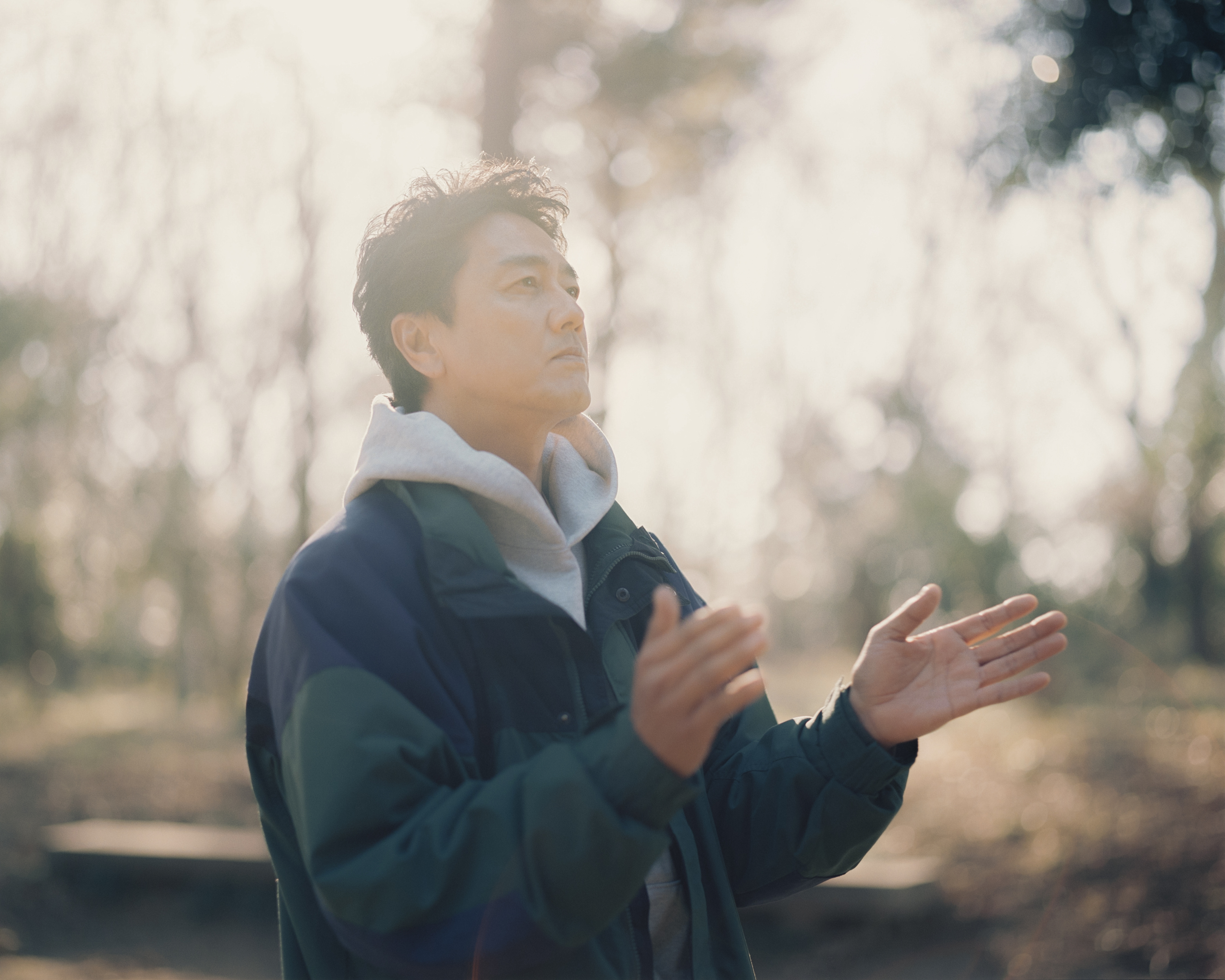 外で手を叩いている男性。