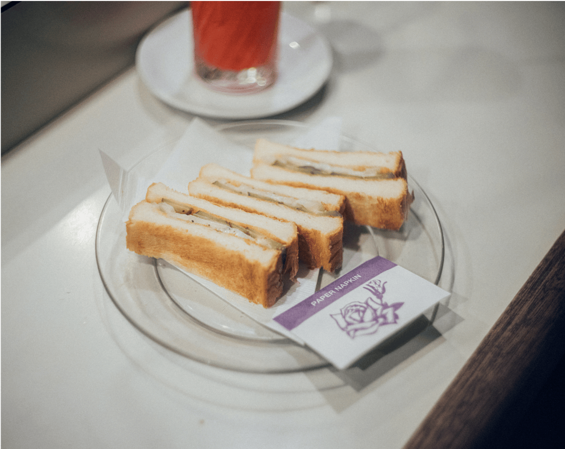 ガラスのお皿に盛り付けられたサンドイッチ。