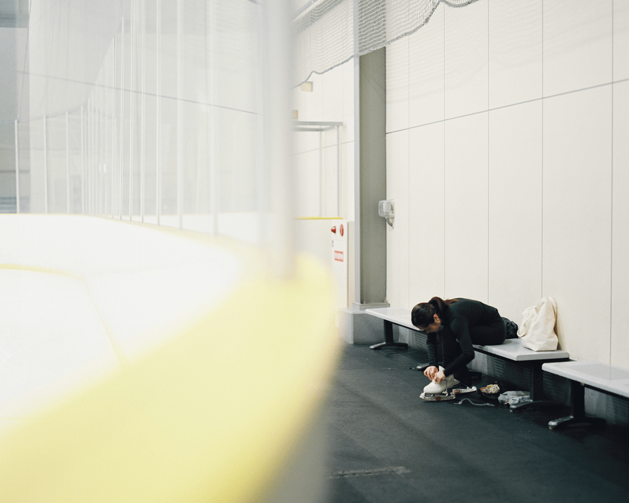 スタジアム外の通路を歩く太田宏介