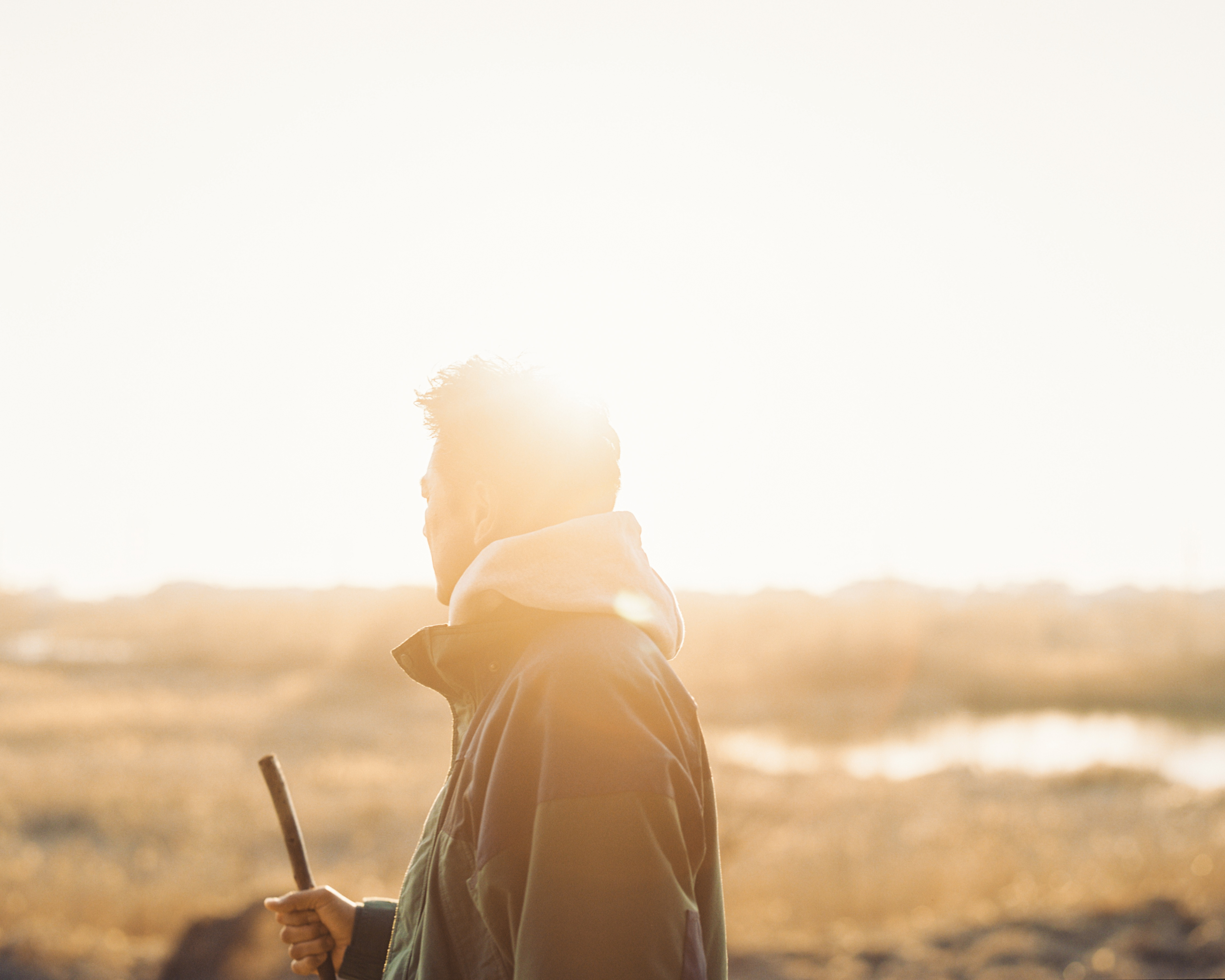 木の枝を持っている男性。