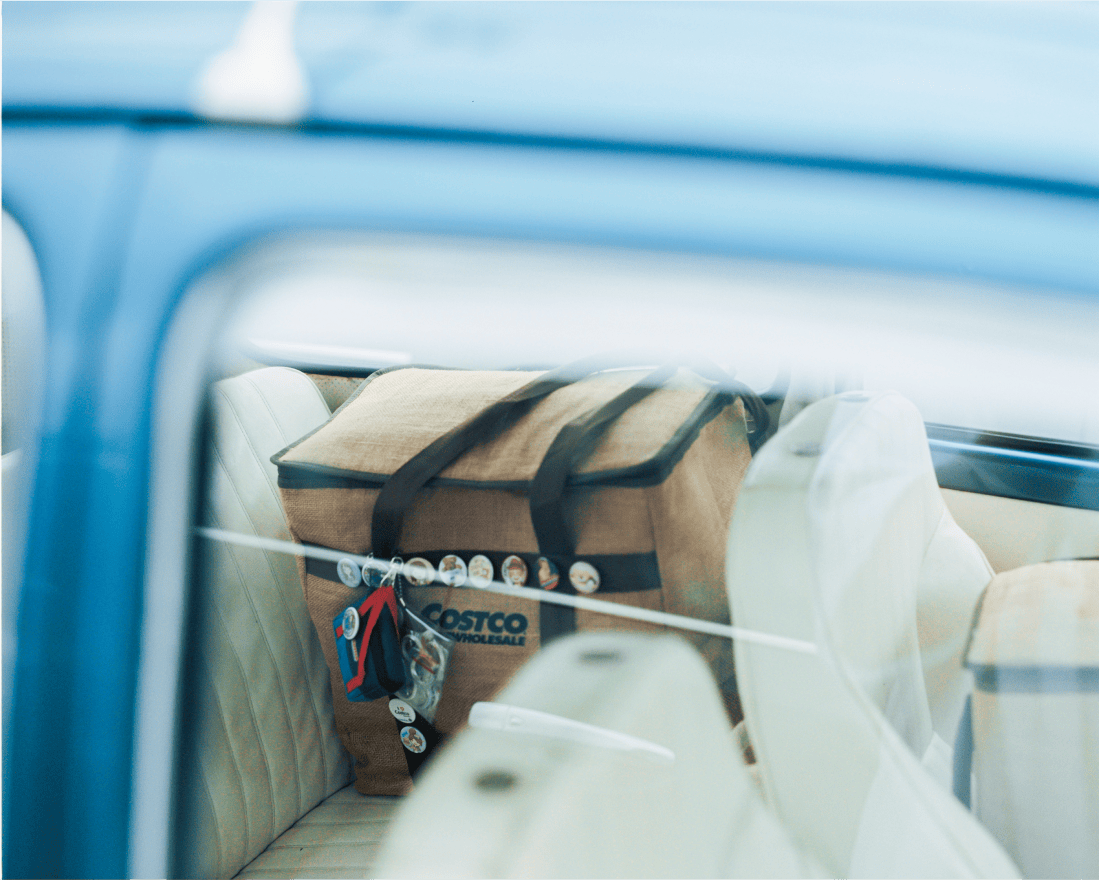 缶バッチがつけられたコストコのバッグが自動車の座席に置かれ