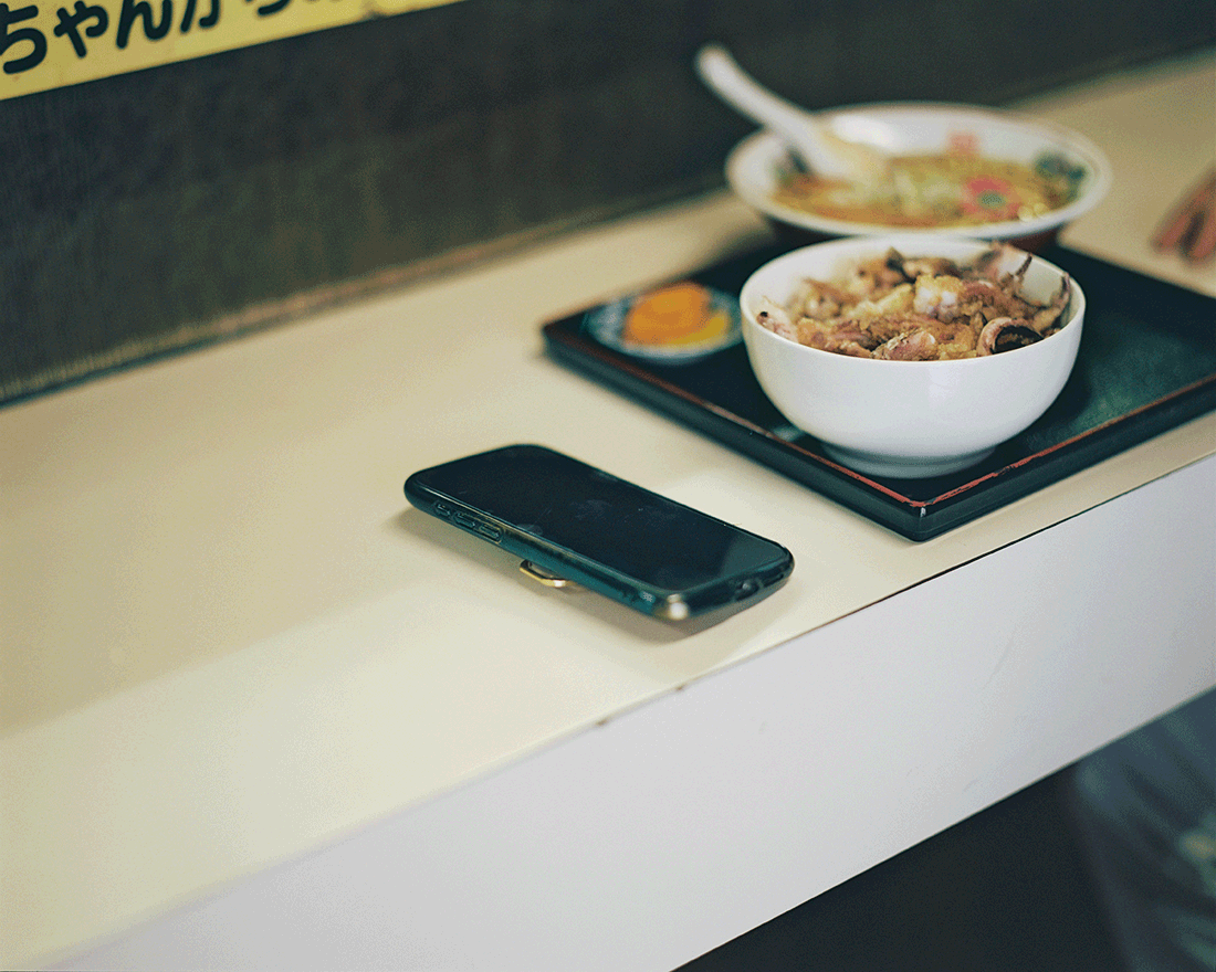 テーブルに並んだゲソ丼とミニラーメン