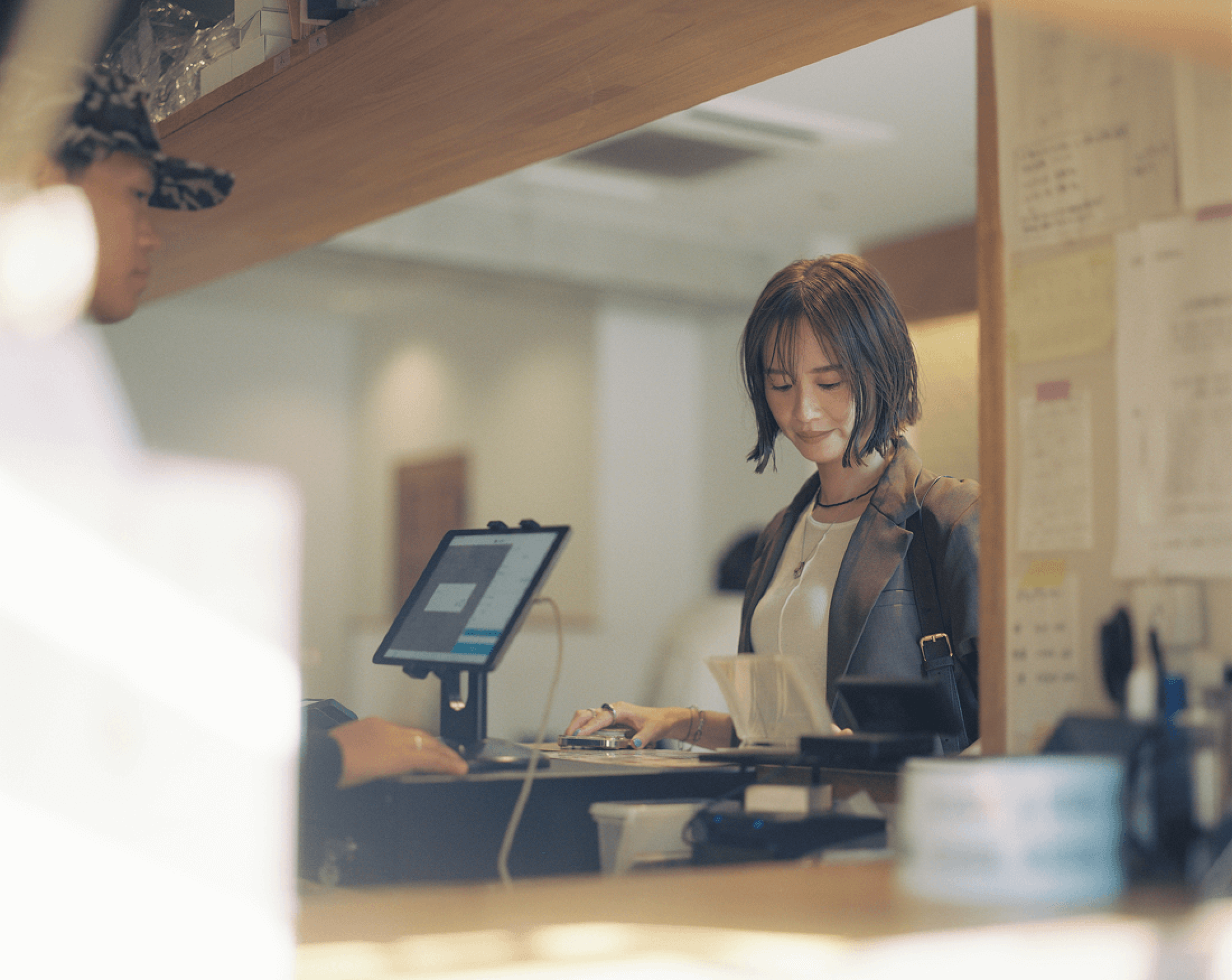 スタジアム外の通路を歩く太田宏介