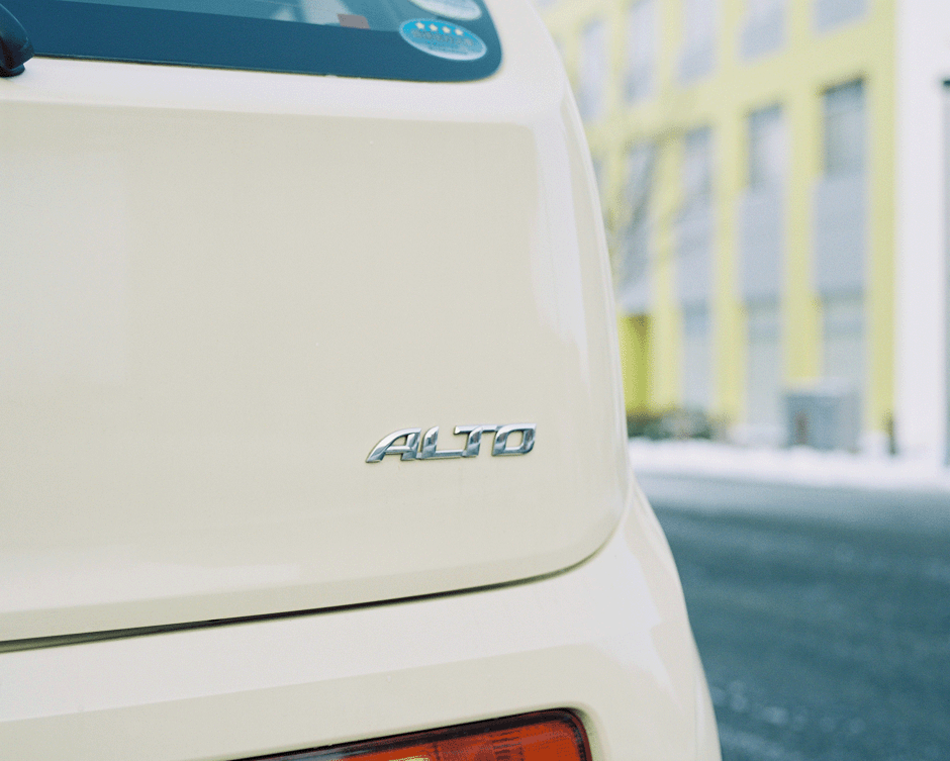 スズキ アルトの車体ロゴのクローズアップ