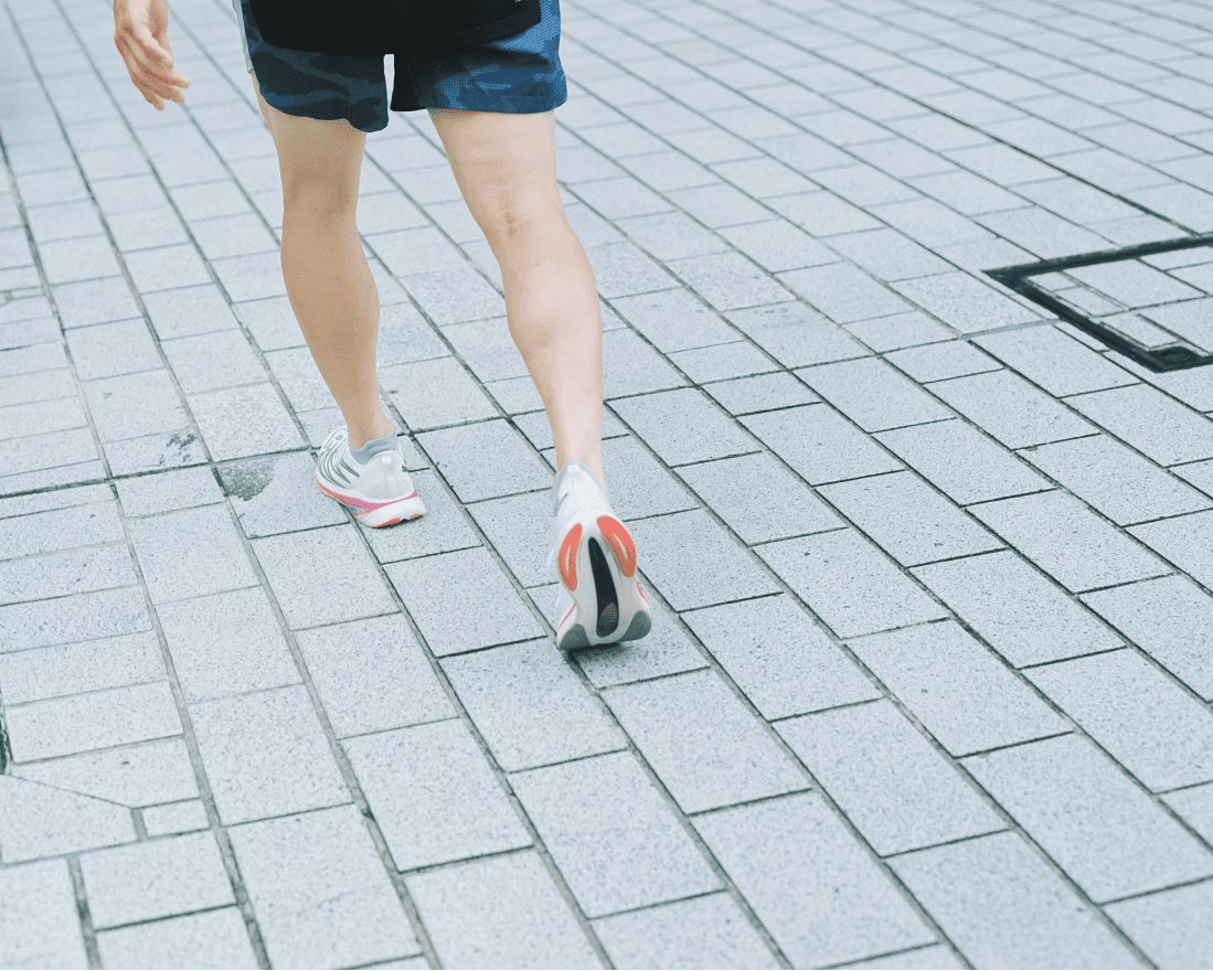 おばたのお兄さん 歩く足元のクローズアップ