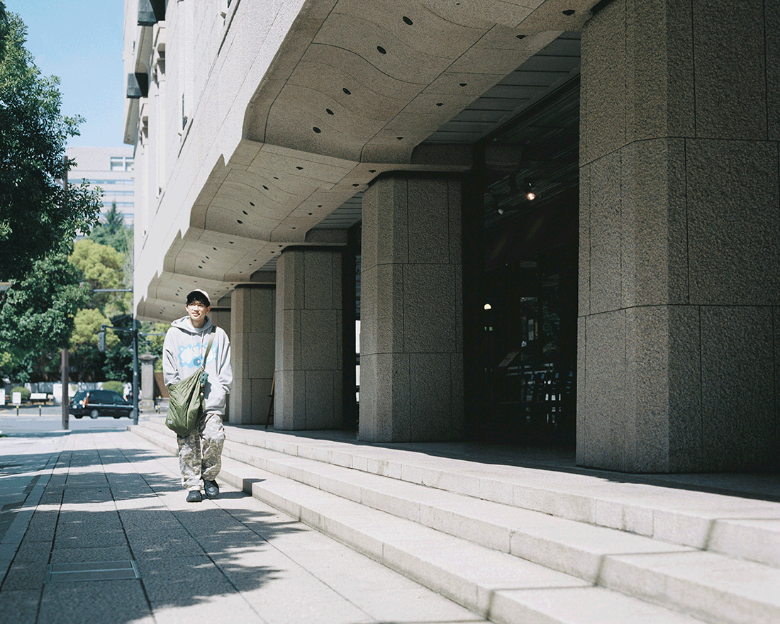 街中のオフィス街を歩く男性。