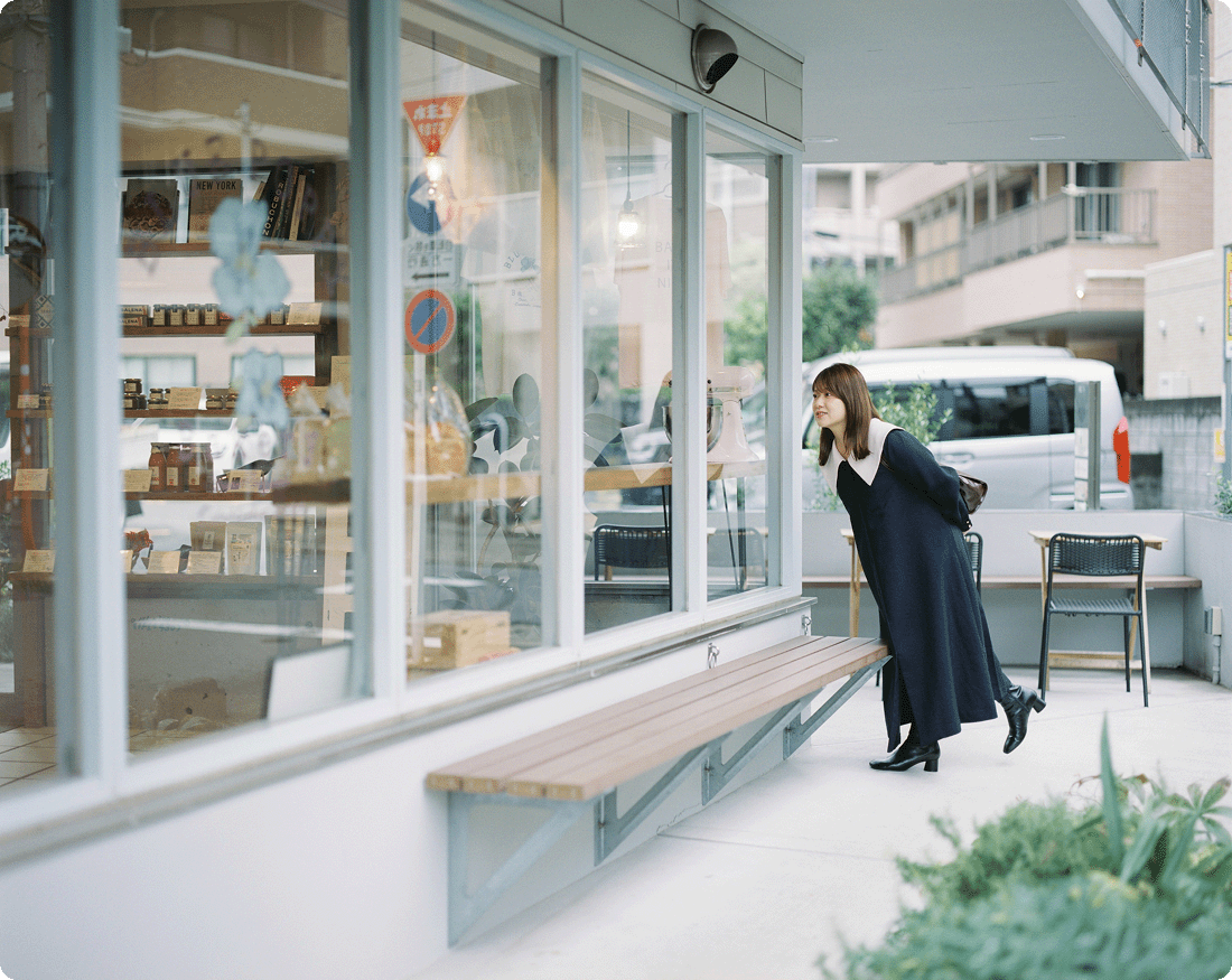 店舗前で立つ尾崎里紗の全身写真