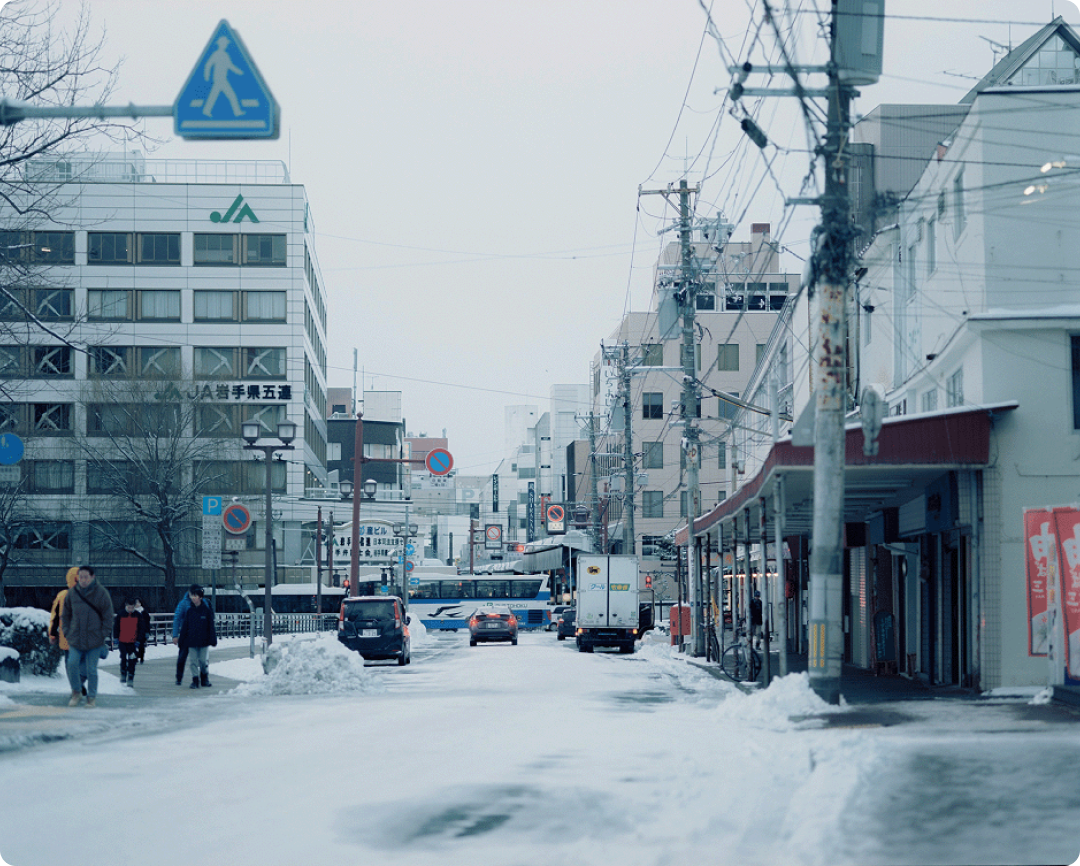 雪が積もる商店街の通り風景