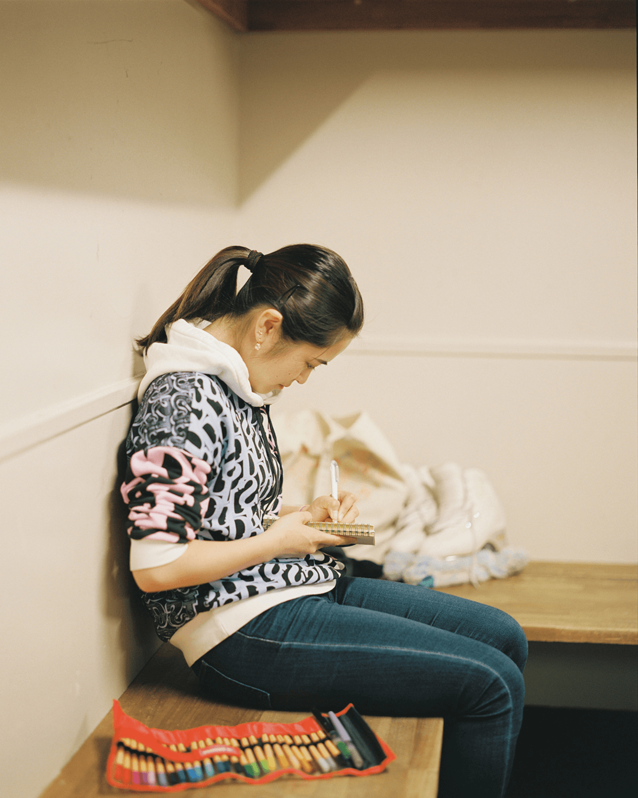 室内で絵を描く宮原知子