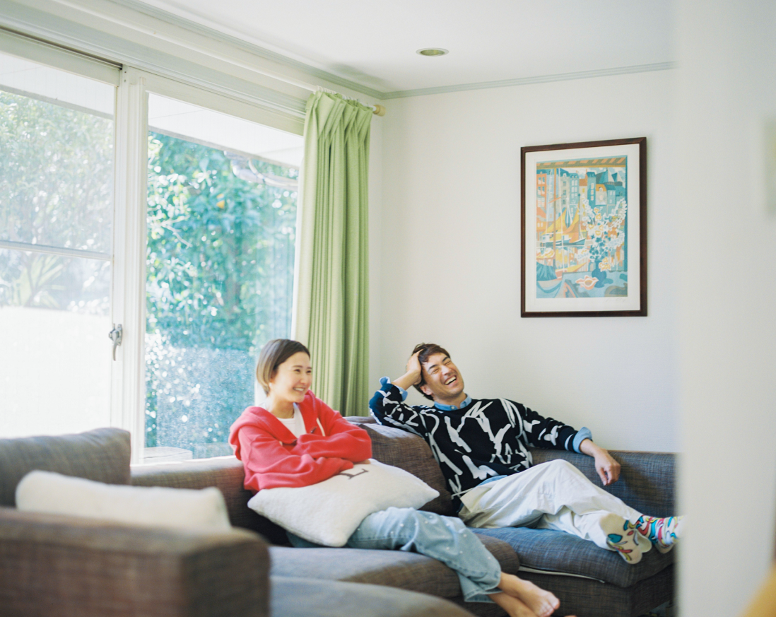 ソファーでくつろぐ夫婦。