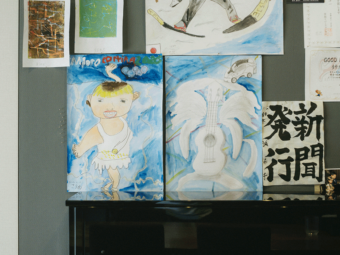 リビングの一角に、家族の写真や子どもたちの作品が飾られている。
