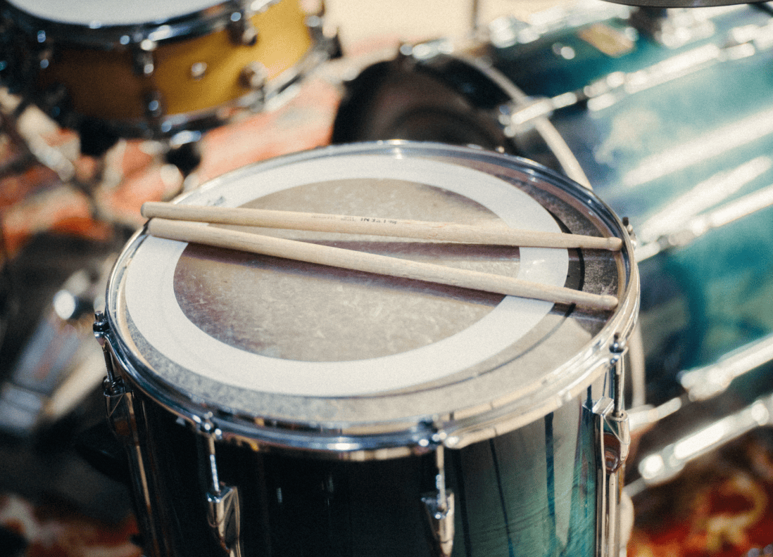 ドラムの上に置かれたスティック。