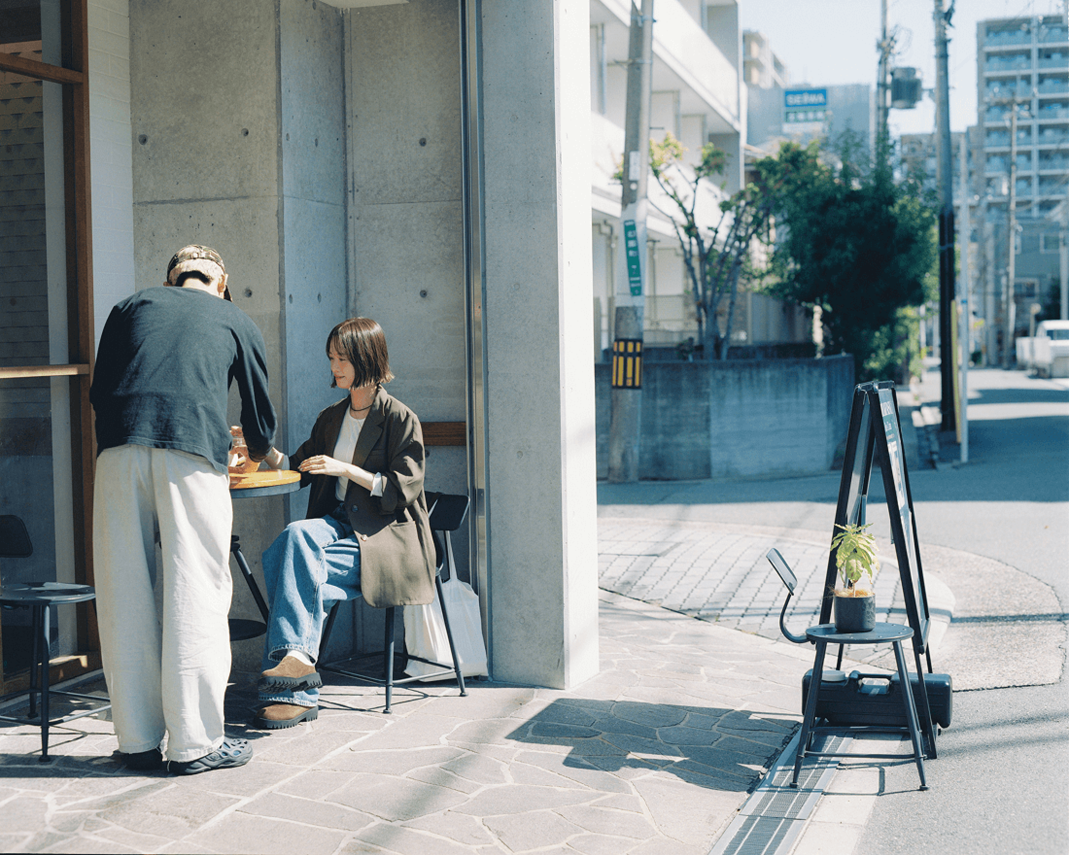 芝生の上に置かれたサッカーボールと選手の足元