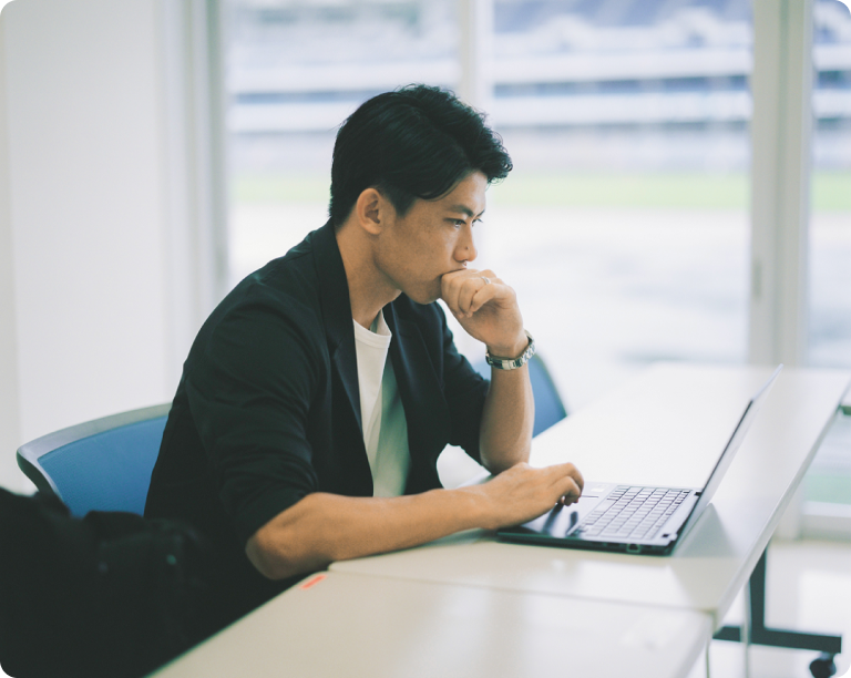 ノートパソコンを操作する太田宏介