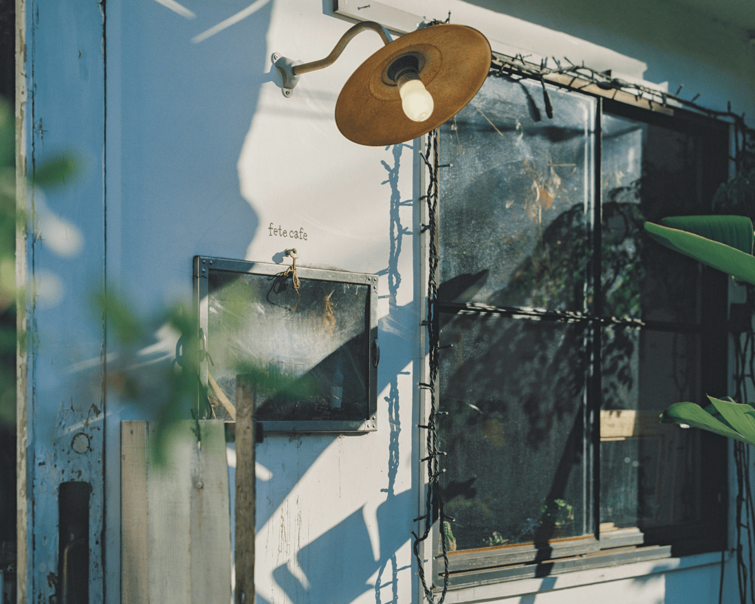 fete cafe（フェテ カフェ）の文字が刻まれた壁。