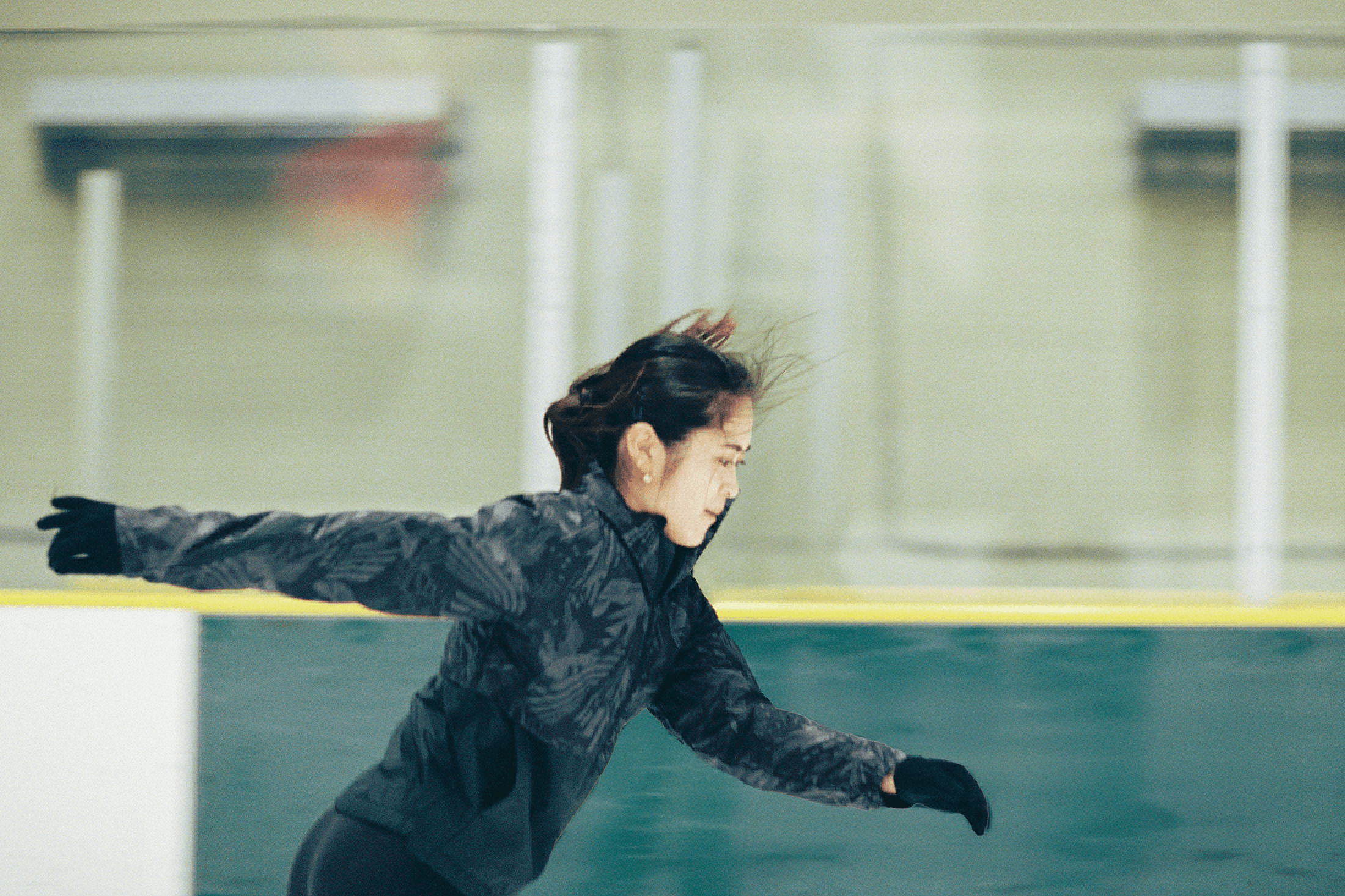 スケートリンクを滑走する宮原知子