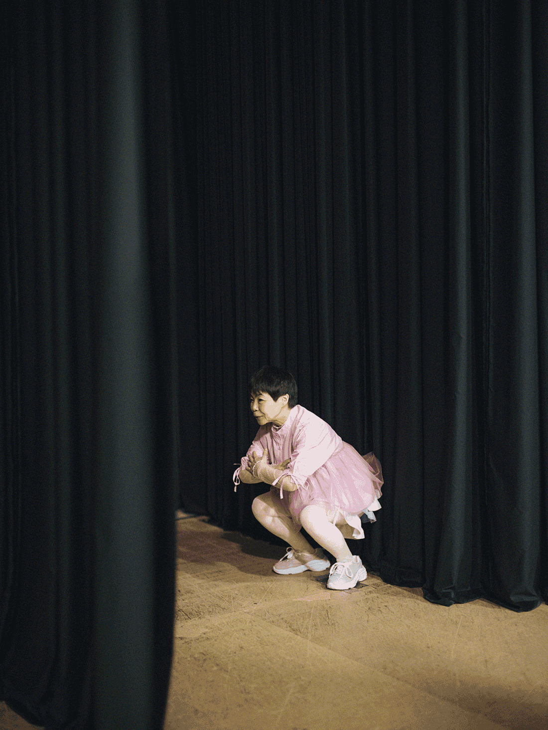 山田花子さんが、公演前の舞台袖で出番を待っている。