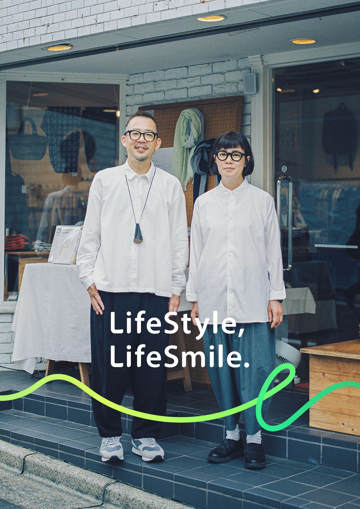 セレクトショップオーナー 笑顔の河野夫妻の写真。