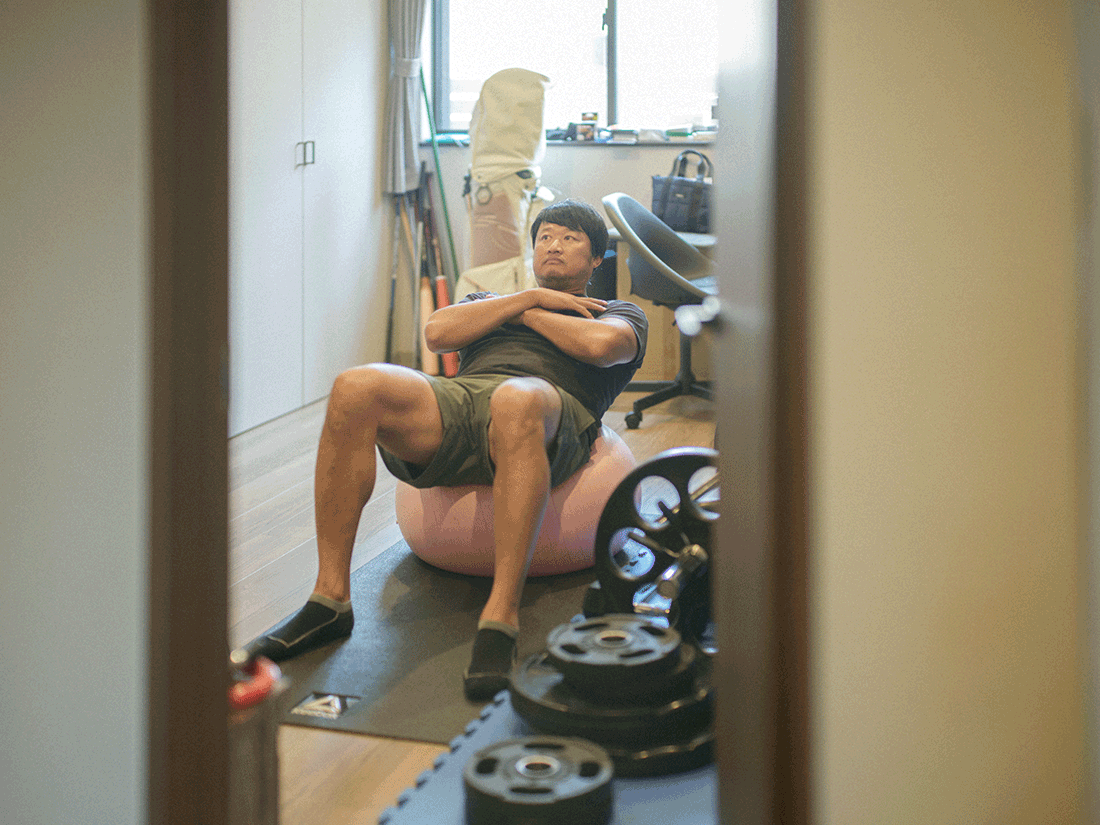 マック鈴木さんが、自宅でトレーニングしている。