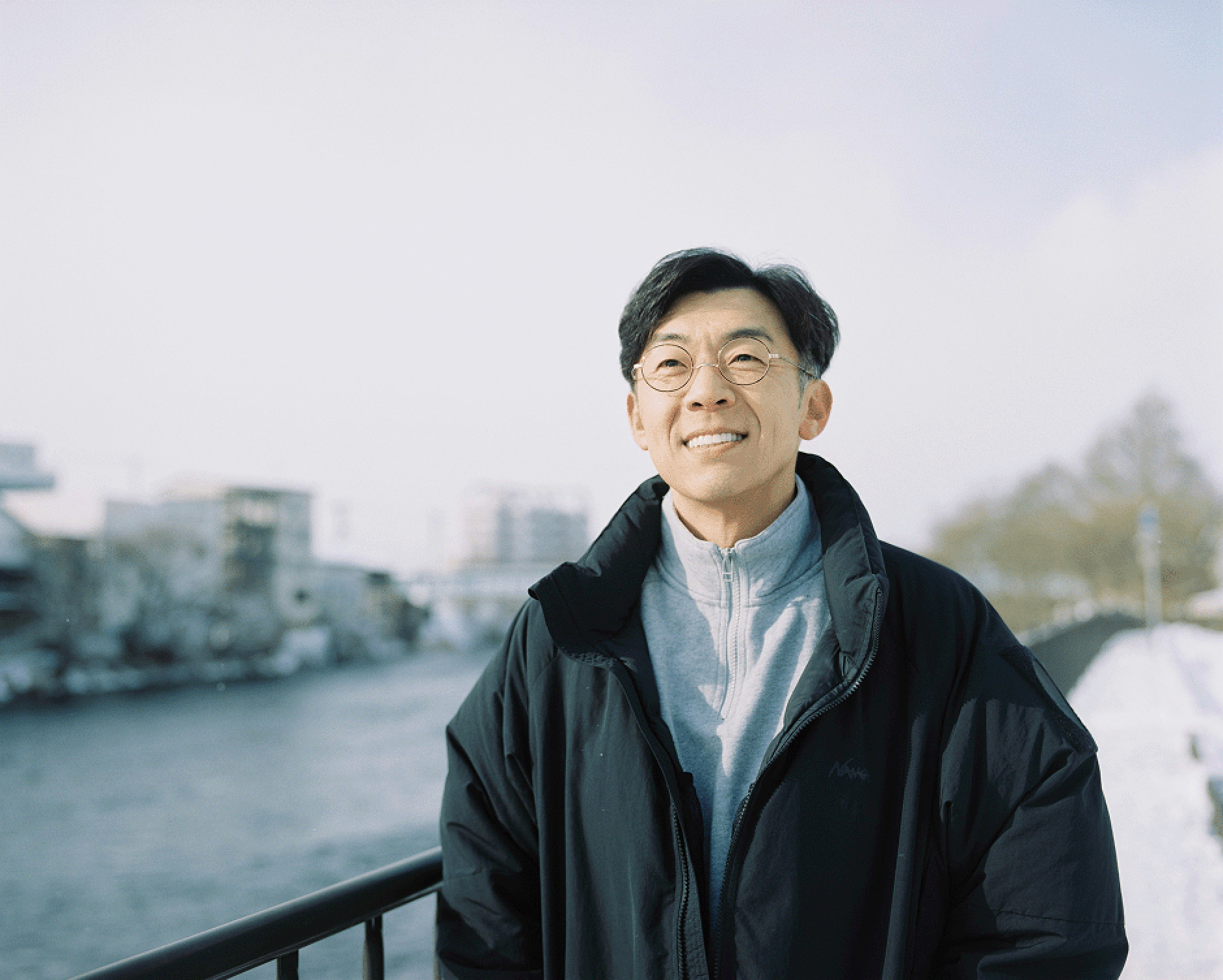 屋外で微笑む天津木村卓寛のバストアップ写真