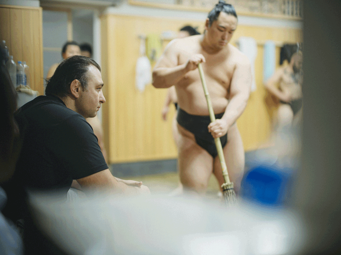 鳴戸勝紀さんが、稽古をする力士たちを見守っている。