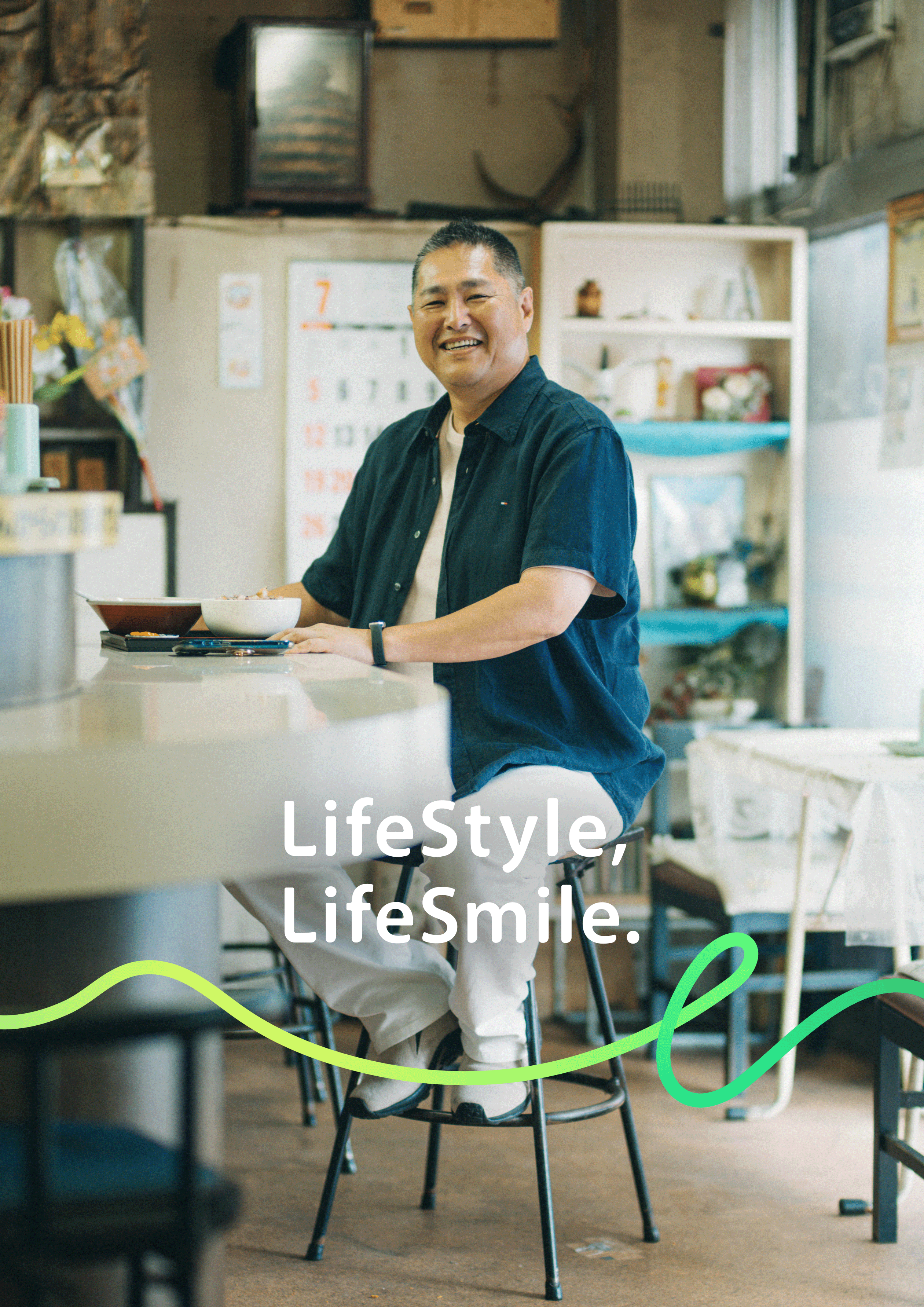 飲食店の店内に座る森田仁さん
