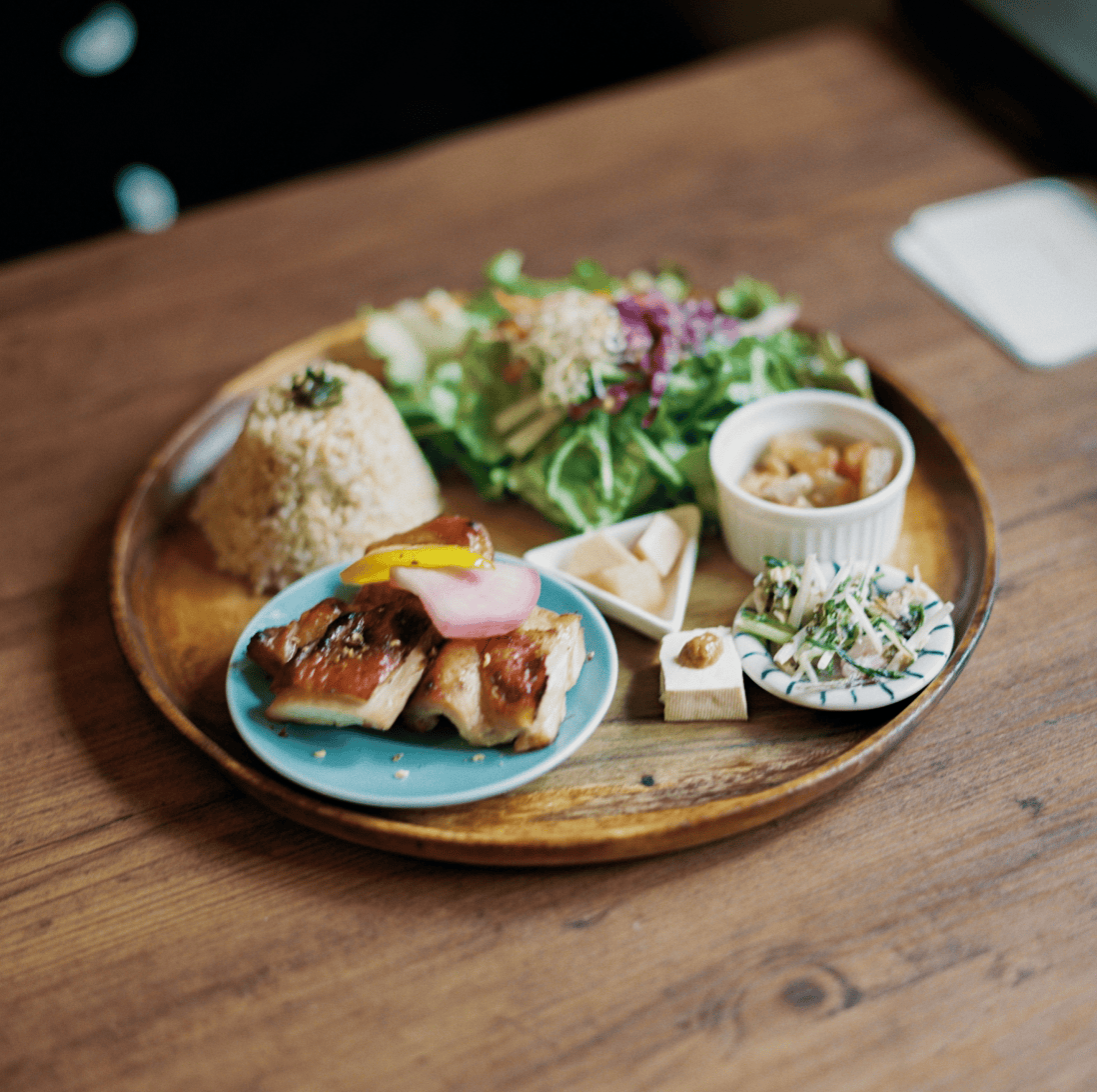 ワンプレートに複数の料理がバランスよく盛り付けられている。