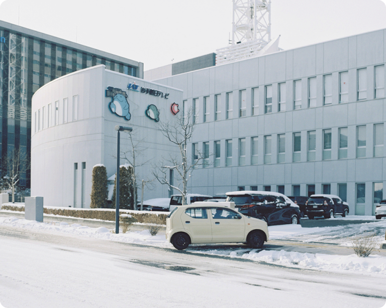 岩手朝日テレビの建物前に進入する車