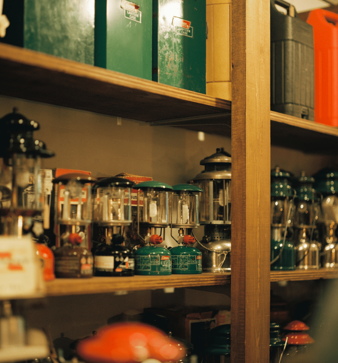 棚に置かれた複数のヴィンテージランタン。