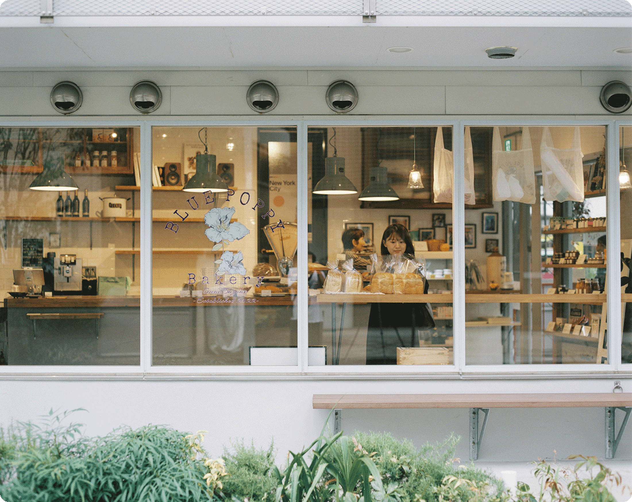 ガラス張りのベーカリー店舗外観