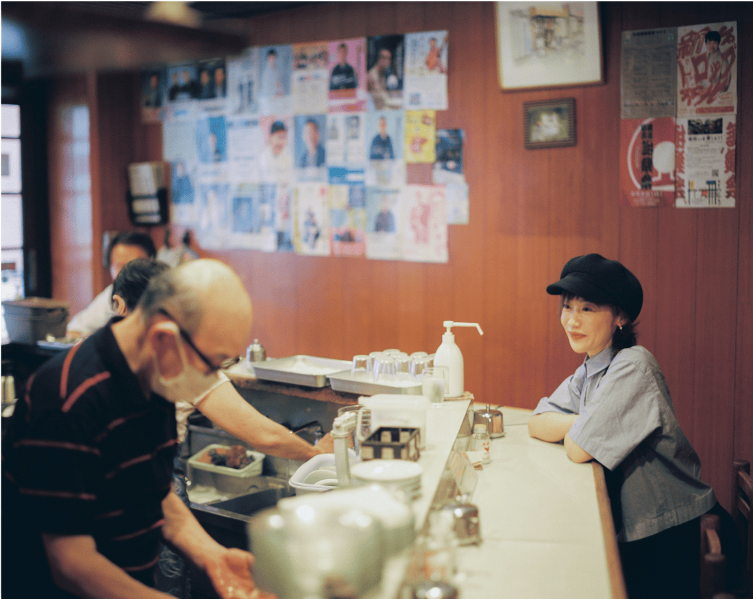 カウンターテーブルに座る笑顔の女性。