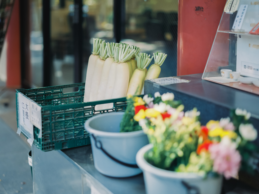 大根やお花が置かれた台。