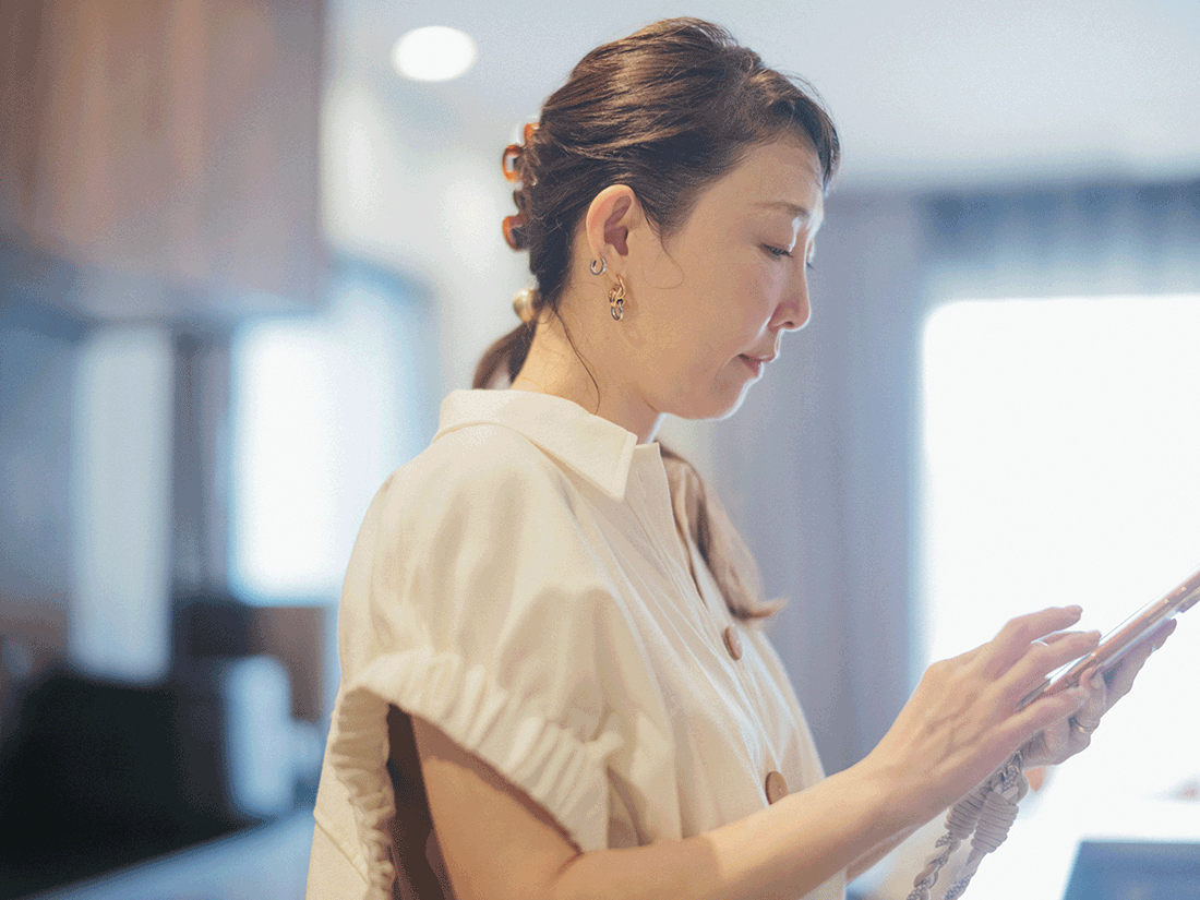 小原正子さんが、スマートフォンでブログを更新している。