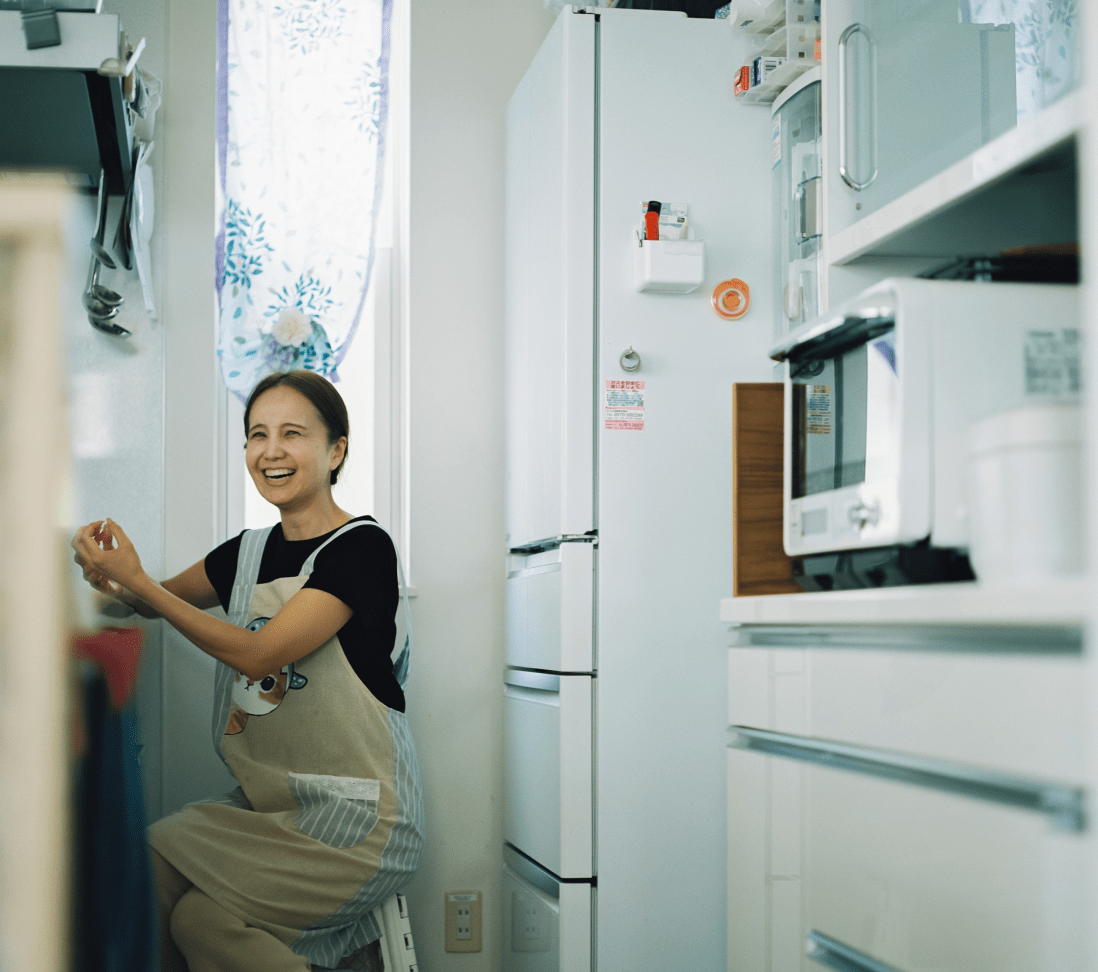 小さな椅子に腰をかけて一休みしている女性。