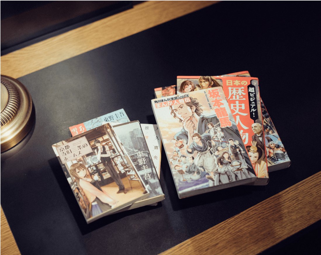 テーブルの上に置かれた複数の本